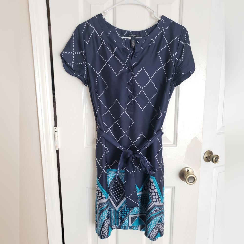 💙Banana Republic silk blend navy geometrical print with self belt dress